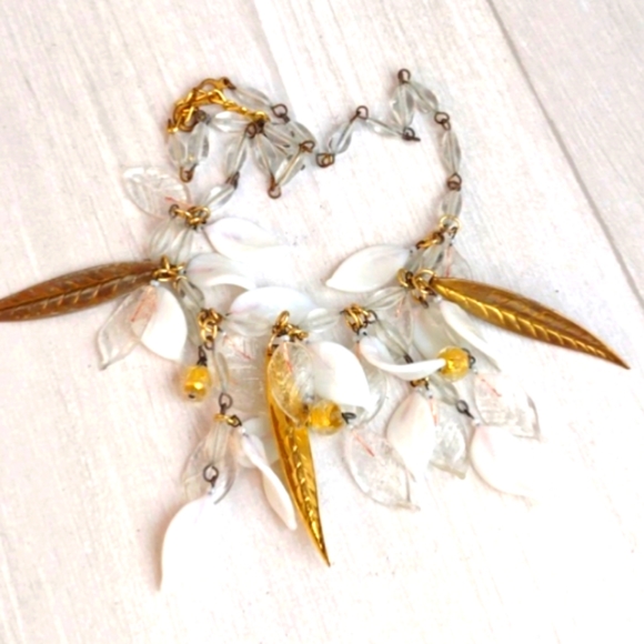 ♥️SOLD♥️ Golden Leaves Beaded & White Leafed Fringe Gold Tone Necklace - Picture 8 of 12